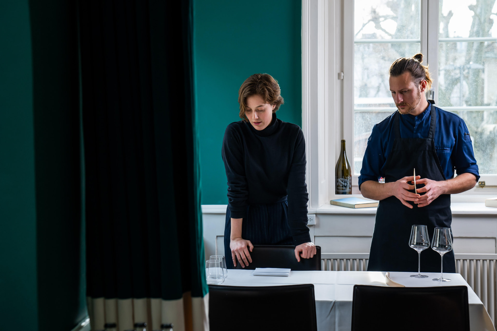 Lara Cafiero collaborating with a chef during a dining experience